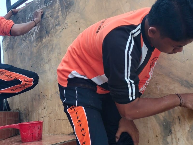 KERJA BAKTI MENJAGA KEBERSIHAN LINGKUNGAN SEKOLAH