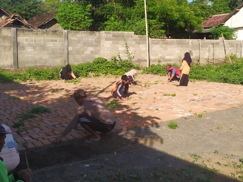 KERJA BAKTI MEMBANGUN LAPANGAN VOLLY